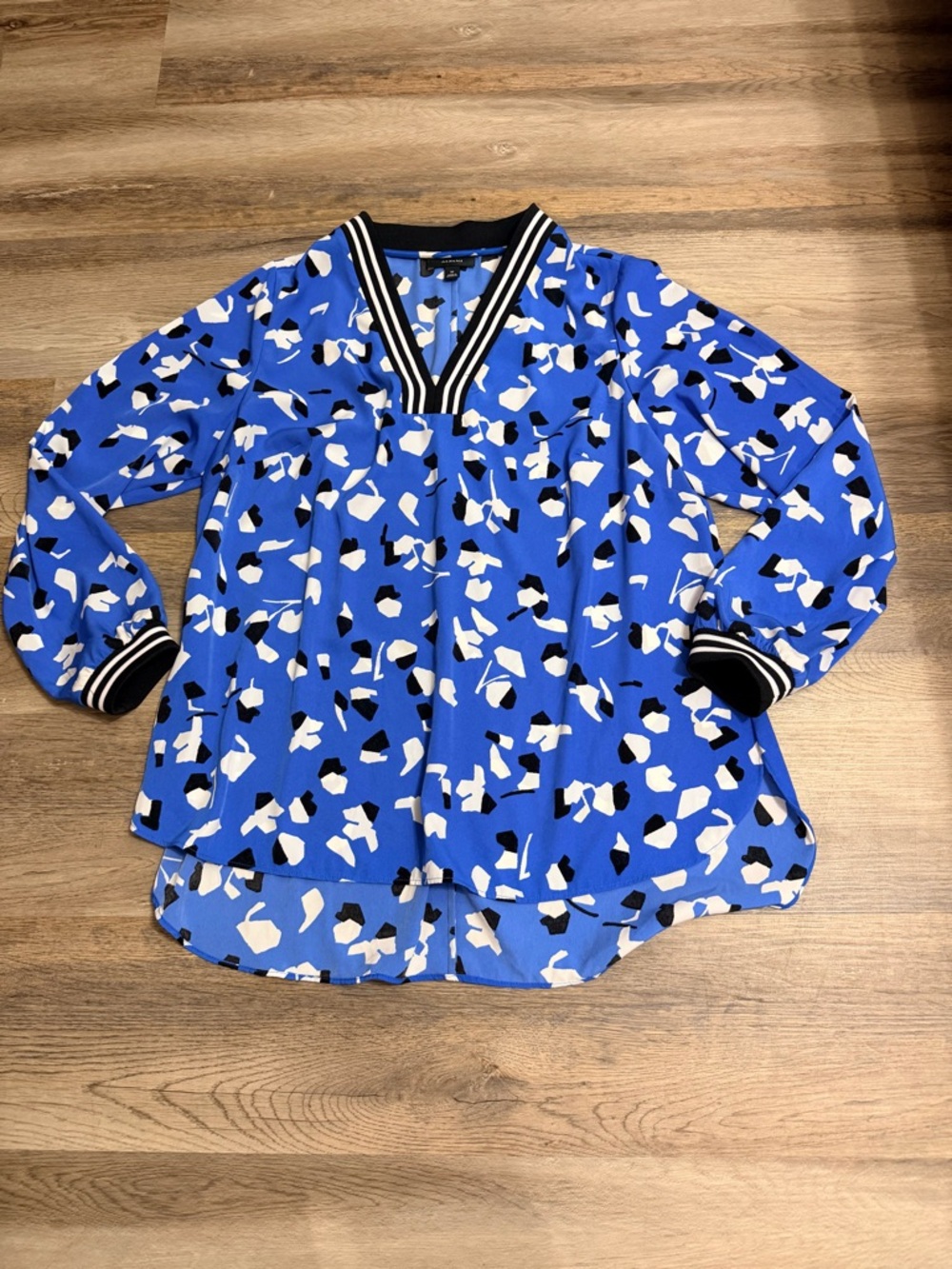 Alfani Blue Black White Abstract Print V-Neck Blouse